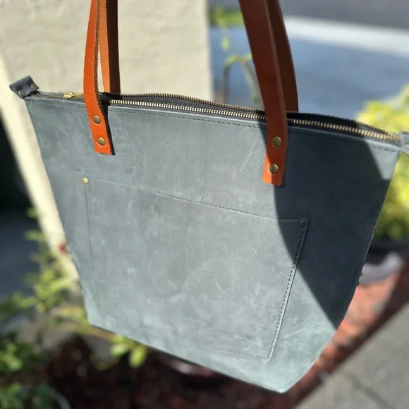 PLG med zip tote in Storm ⛈️ - Picture 7 of 7